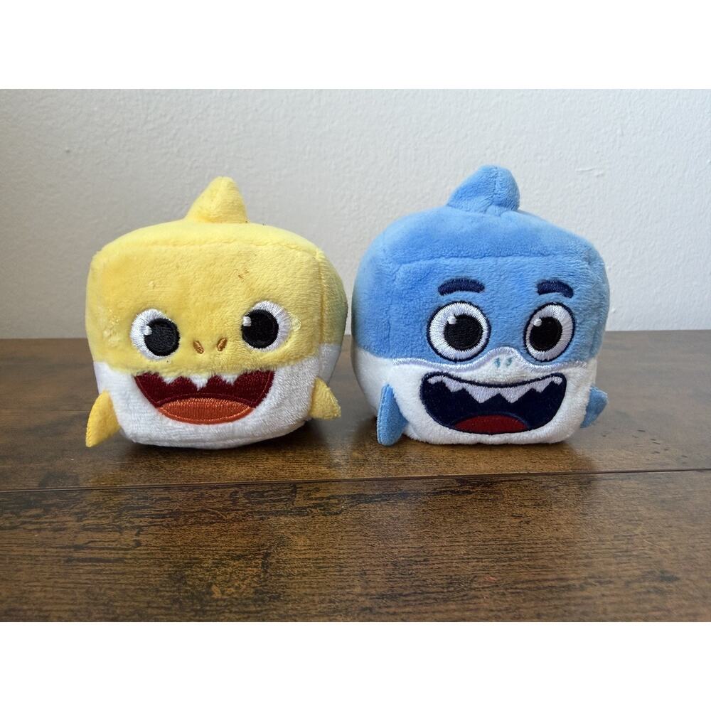 2 WowWee Pinkfong Shark Singing Plush Cube -sings Baby Shark blue & Yellow